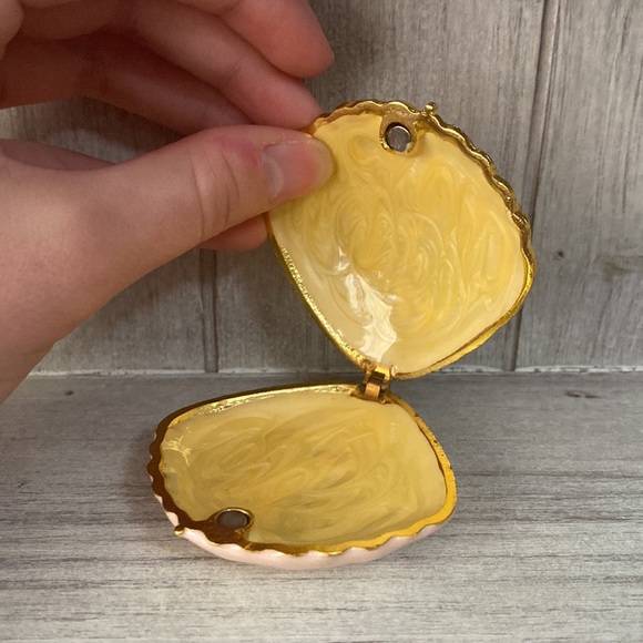 Gorgeous clam shell ring box - Picture 2 of 5